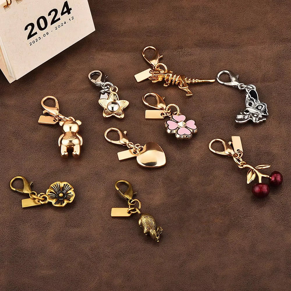 Mini Charm „Bear“ – Eleganter Schlüsselanhänger in Goldoptik