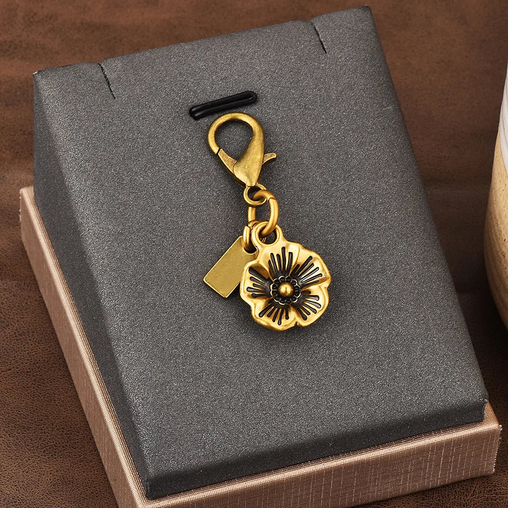Mini Charm „Flora“ – Eleganter Schlüsselanhänger in Goldoptik