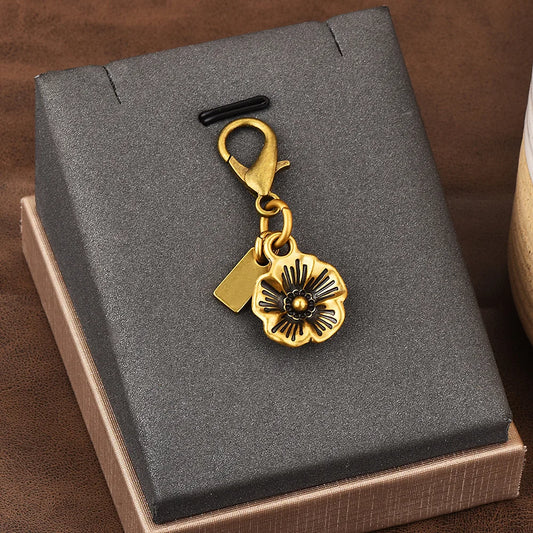 Mini Charm „Flora“ – Eleganter Schlüsselanhänger in Goldoptik